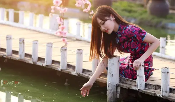 Down hình girl xinh lung linh bên hoa đào cực hot