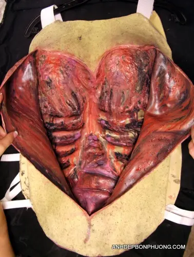 mat-na-halloween-gia-re