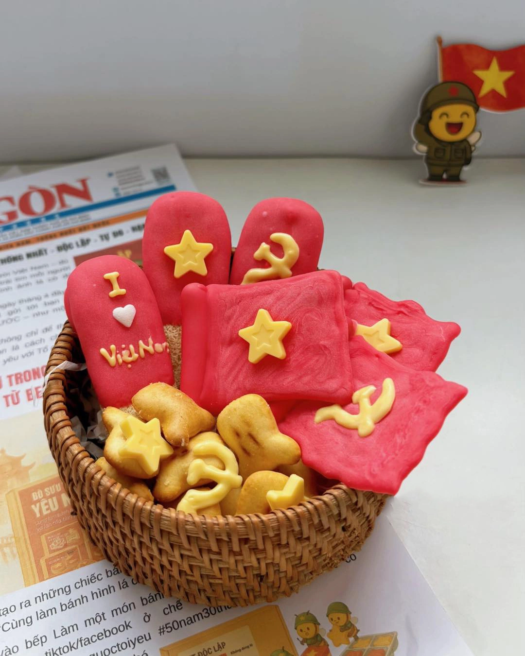 banh-quy-que-hinh-la-co-do-sao-vang-va-co-dang